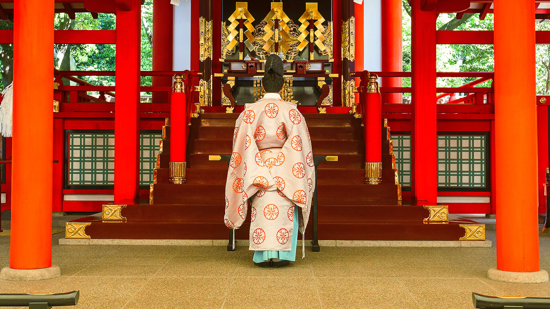 拝殿でご祈祷を奉仕する神職