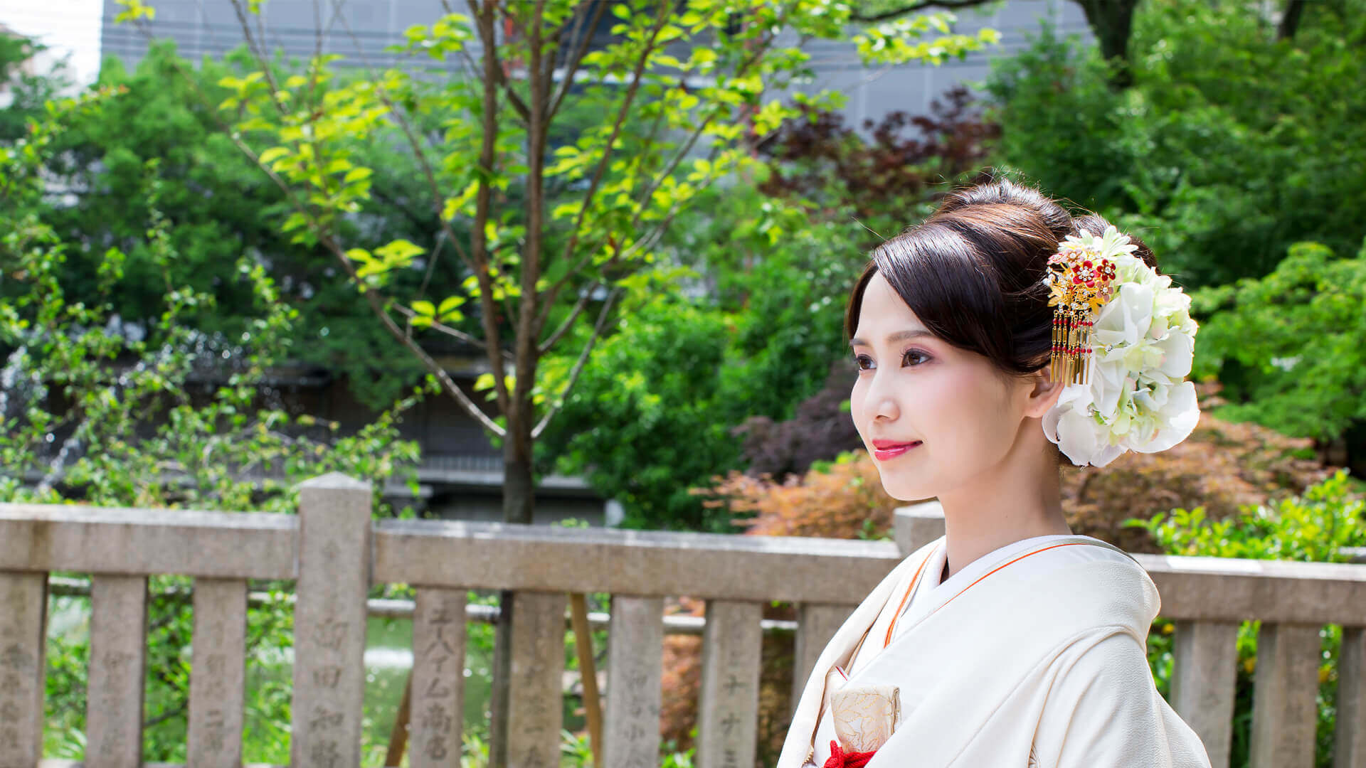 緑に包まれた生田神社の参道